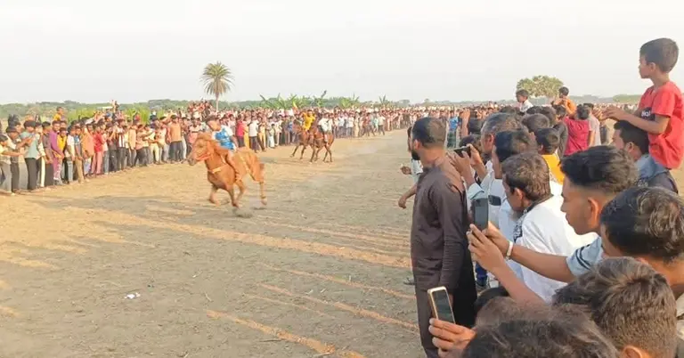 ঘোড়াদৌড়ে দর্শকের উপচেপড়া ভিড়